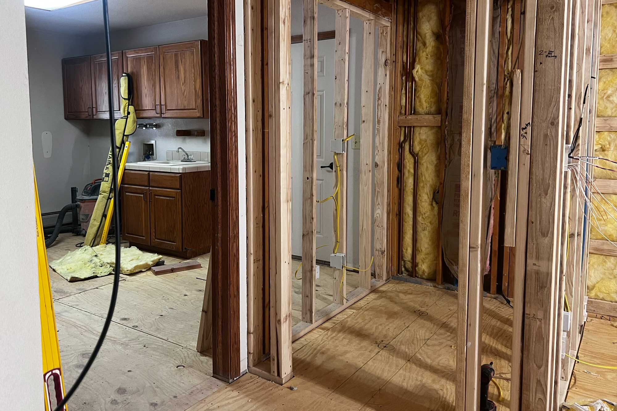 5-iron-king-construction-om-design-interior-design-remodel-pantry-to-bathroom
