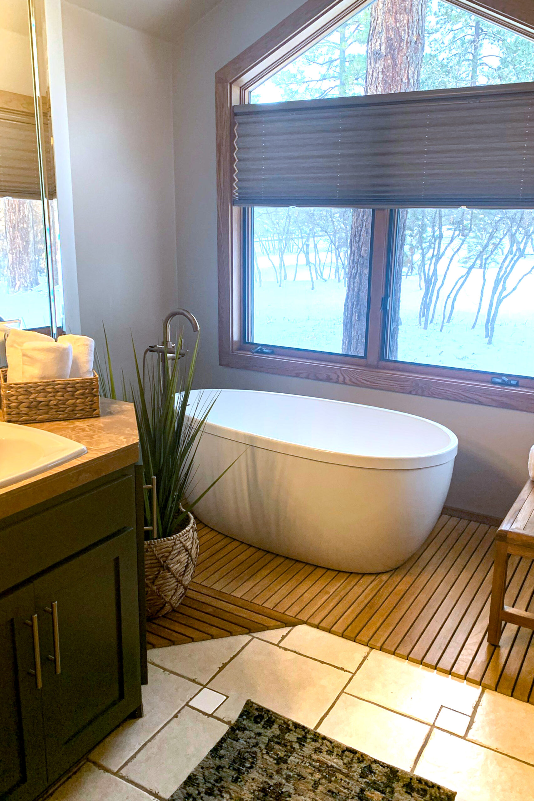 blue-ridge-om-design-spa-bathtub-teak-floors