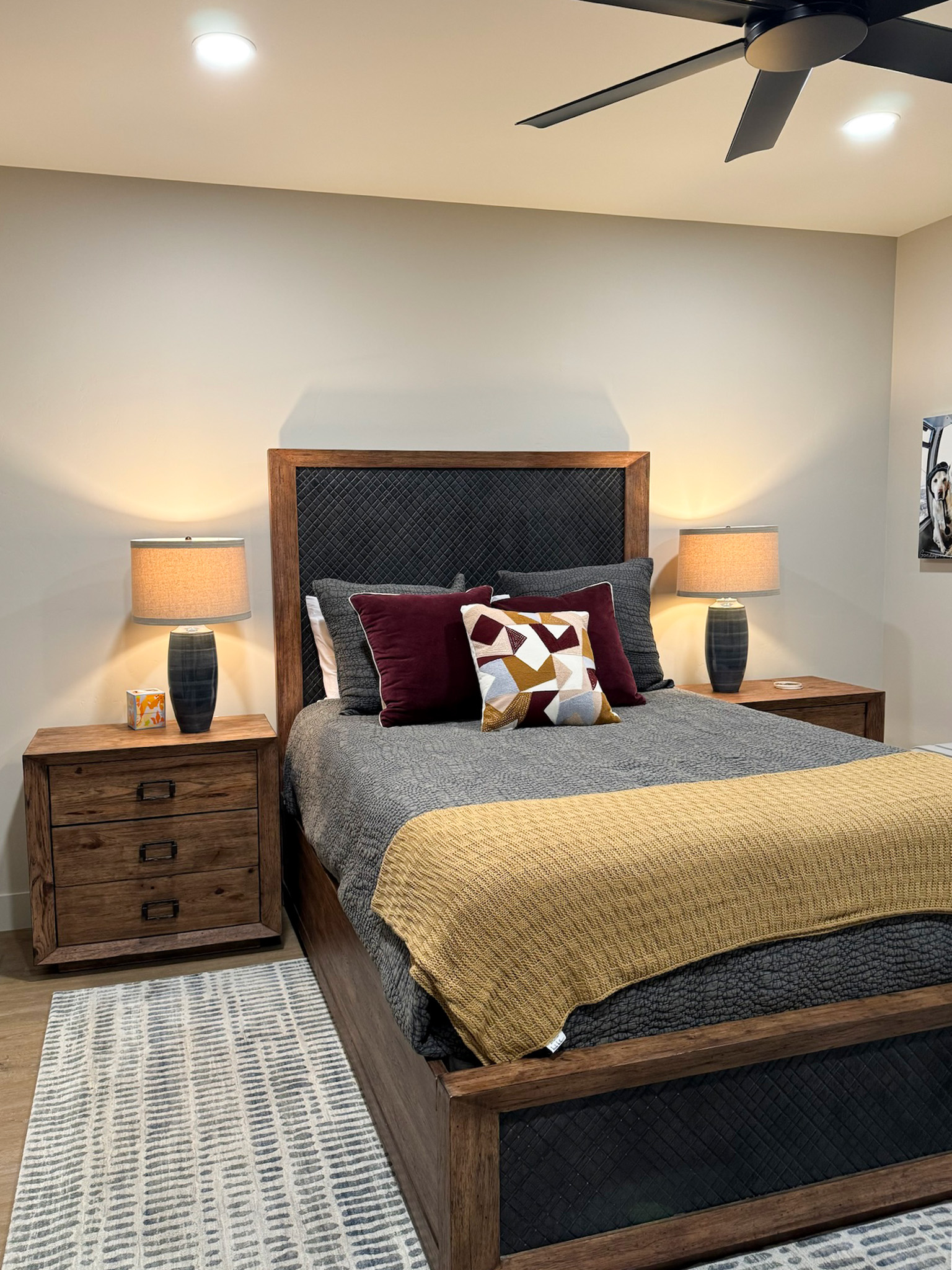 incline-ct-om-desoign-new-construction-guest-bedroom-douvet-cover-throw-pillows