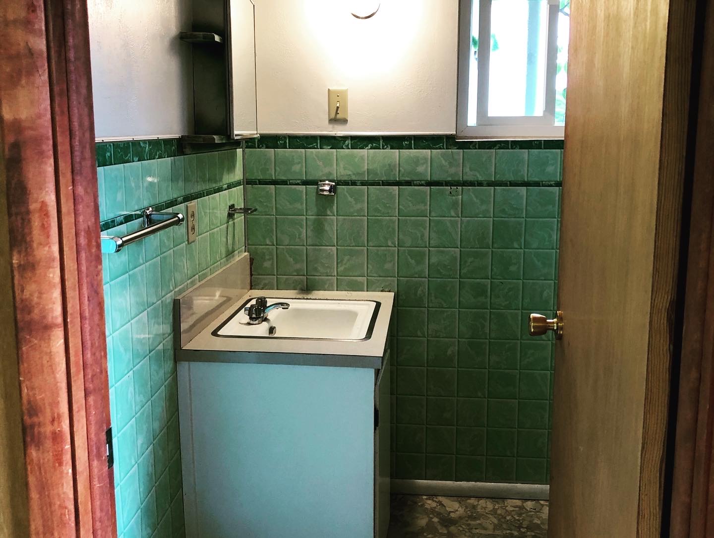 leplatts-pond-osha-om-design-vintage-outdated-bathroom-vanity